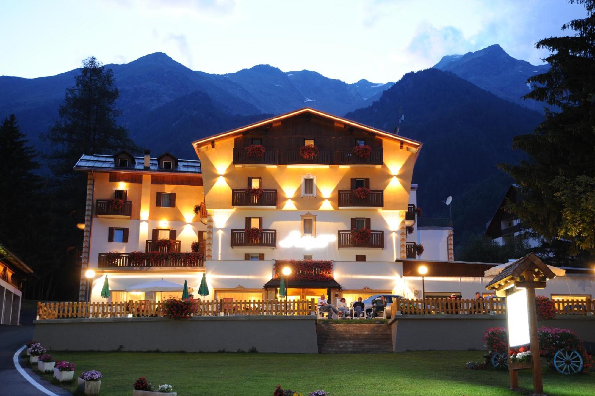 Hotel Alpino Wellness & Spa Peio Fonti Bagian luar foto