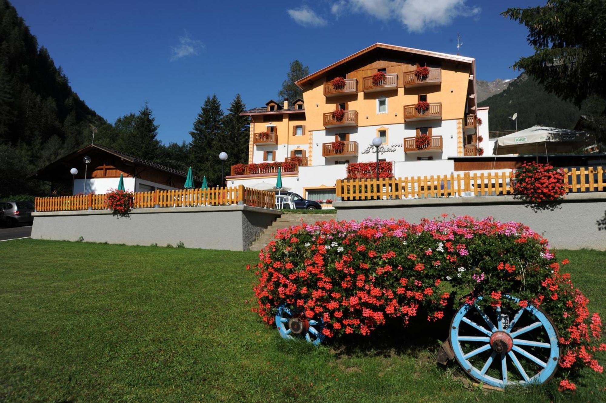 Hotel Alpino Wellness & Spa Peio Fonti Bagian luar foto